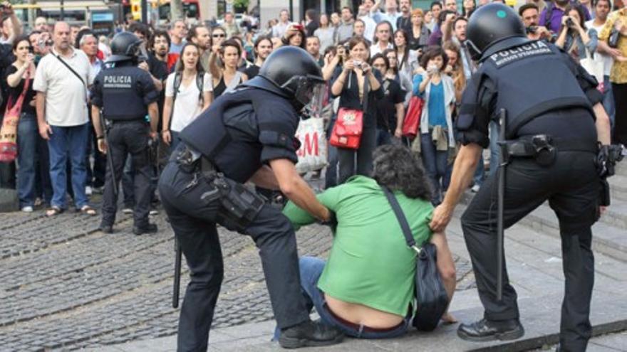 Los Mossos desalojan la Plaza de Cataluña para limpiar la zona