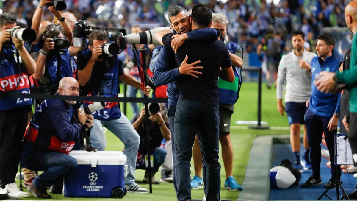 Sergio Conceiçao se abraza con Xavi antes del Oporto - FC Barcelona