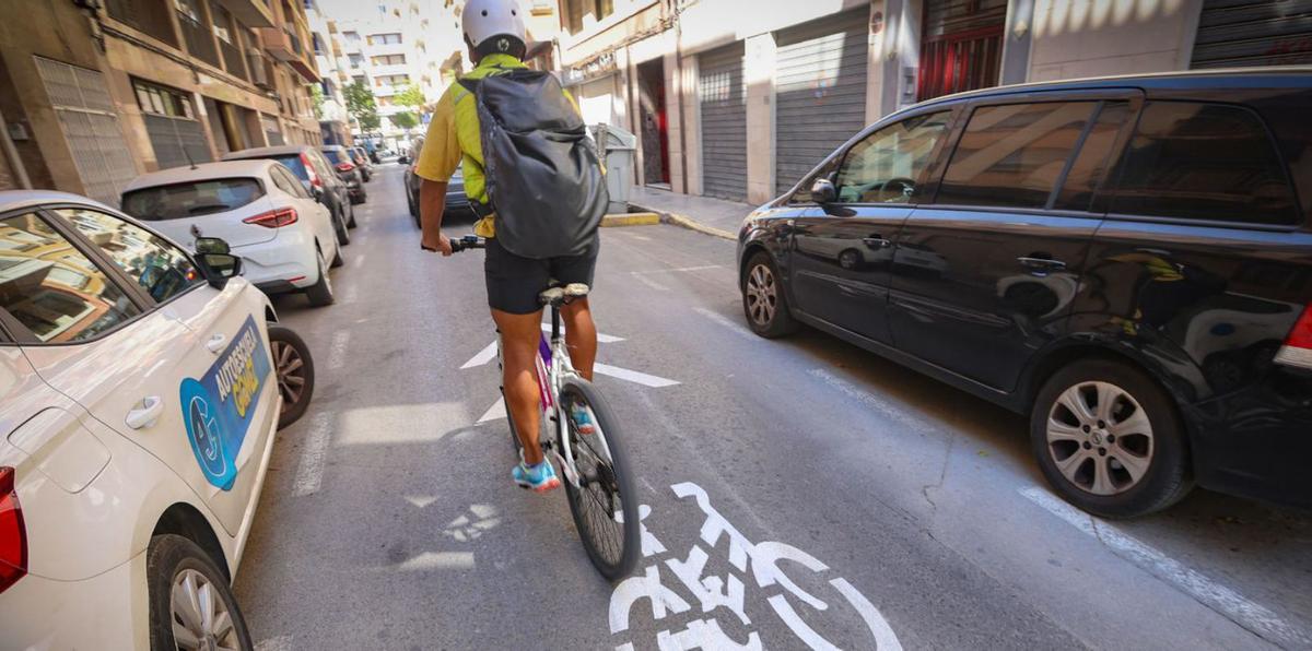 Un ciclista circula por la nueva ciclocalle de Miguel de Unamuno, alternativa a Juan Carlos I. | TONY SEVILLA