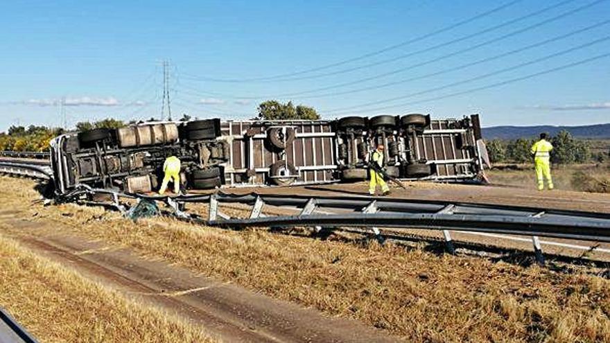 Estado en el que quedó el camión que volcó en la autovía A-52 entre Mombuey y Rionegro .