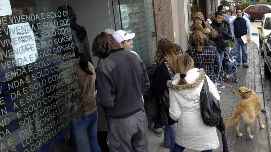 Jóvenes a la entrada de la sede del Instituto Galego de Vivenda e Solo en A Coruña.