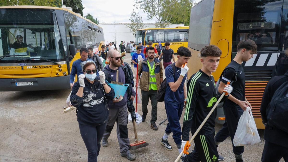 Voluntarios en autobuses en los primeros días después de la riada.