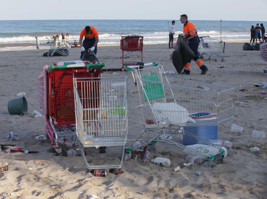 El macrobotellón de Santa Faz deja en la playa miles de kilos de basura