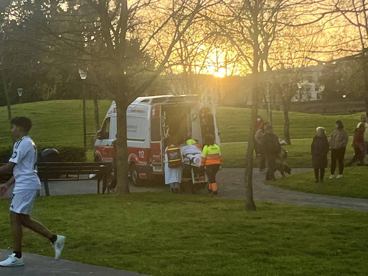 Momento en el que introducen a la mujer herida en la ambulancia, en el parque de El Lauredal.