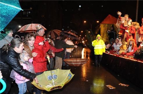 Los niños se encuentran con los Reyes Magos