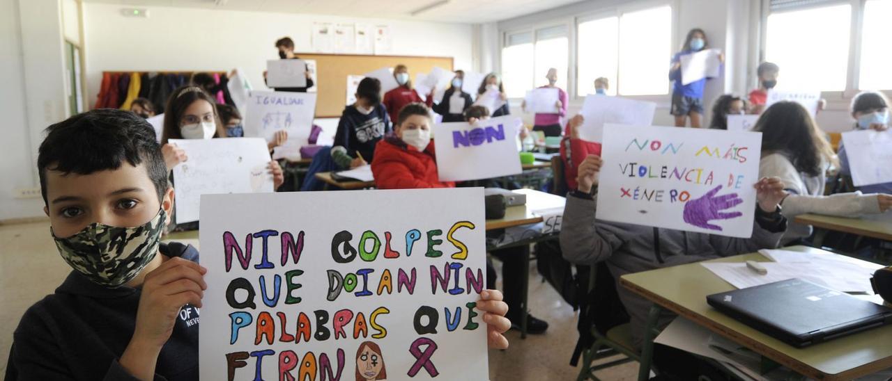 Alumnos del IES Antón Losada Diéguez sostienen sus carteles para la concenctración del 25-N. |  // BERNABÉ/JAVIER LALÍN.