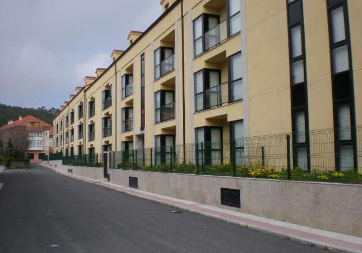 Vista del edificio construido por la promotora reclama la indemnización al Concello. / m. c. s.