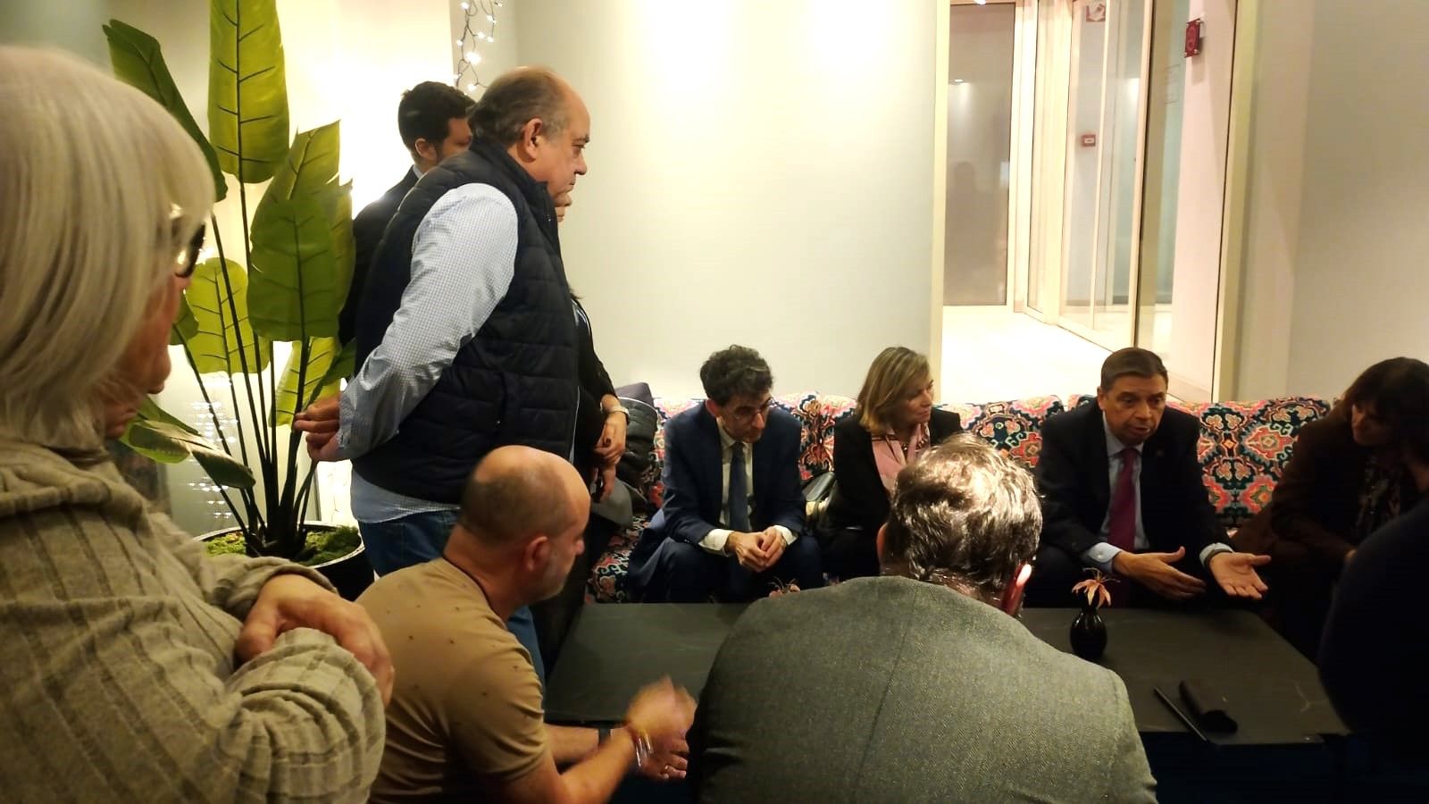 Argudo, a la izquierda, el jueves en Bruselas en una reunión mientras el ministro Planas informaba al sector.