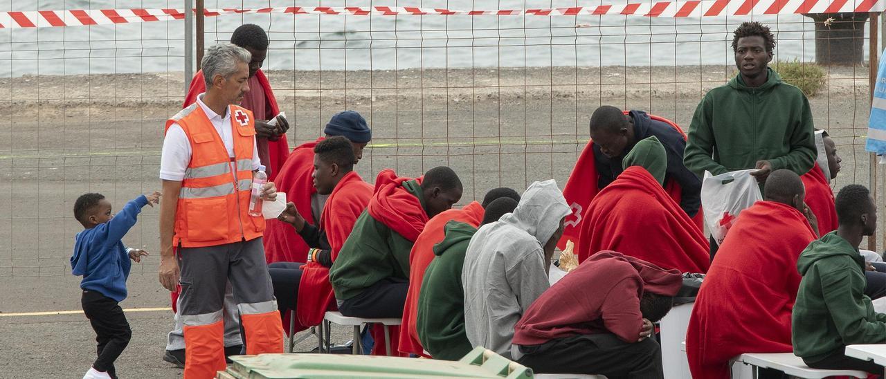 Salvamento rescata a dos embarcaciones con 128 personas a bordo en Lanzarote y El Hierro