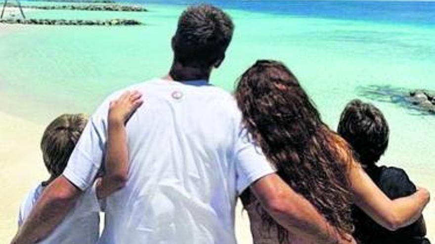 Sasha, Piqué, Shakira y Milan posan mirando al mar.