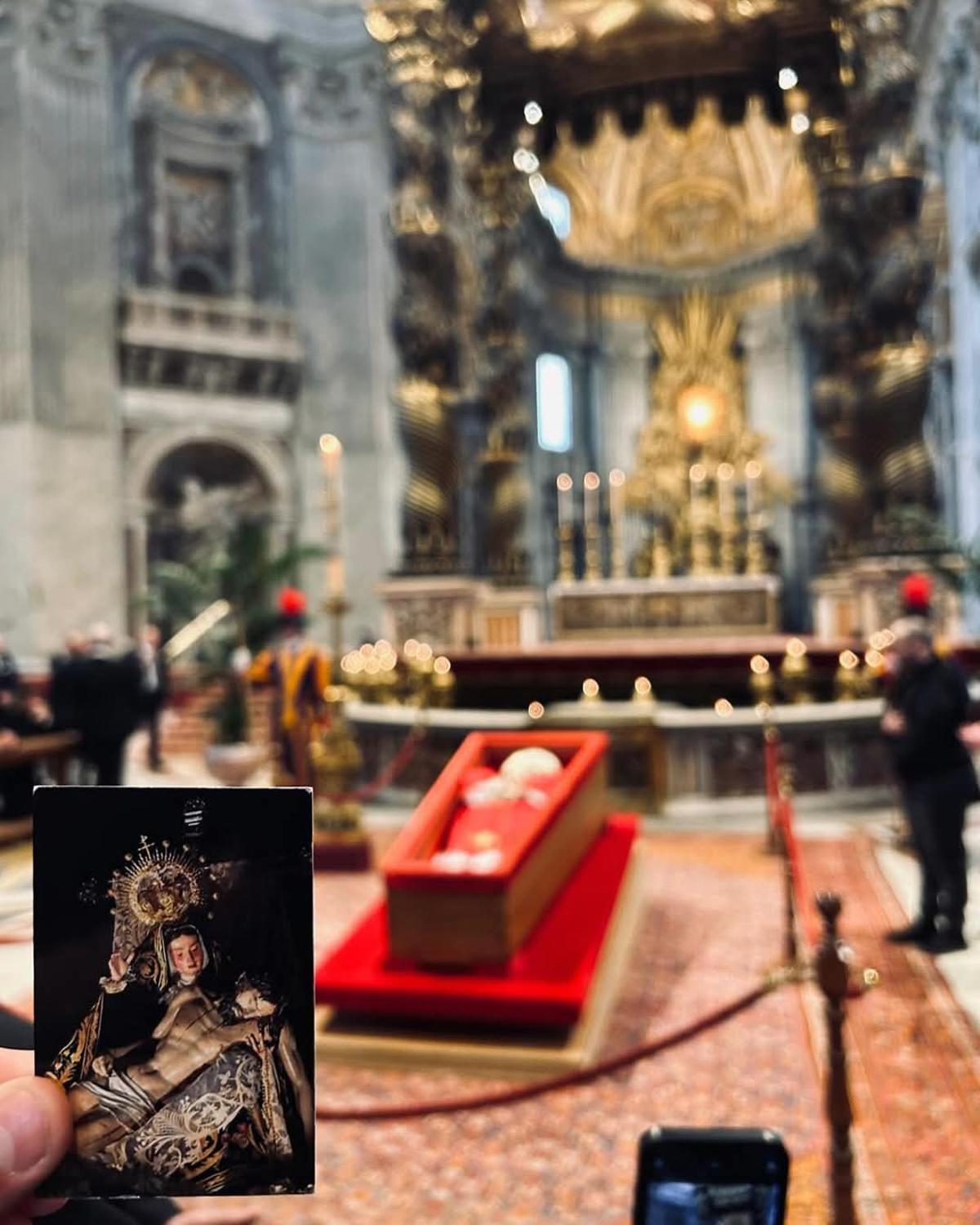 Raquel acerca la imagen de Nuestra Madre a la cámara en la capilla ardiente de Francisco
