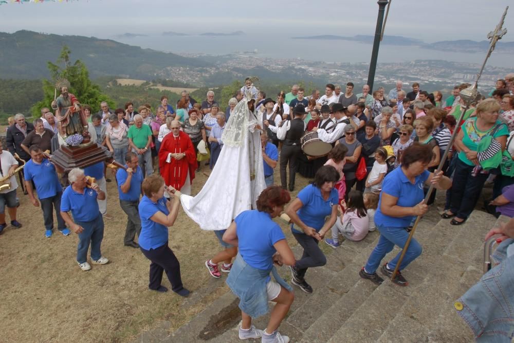 Cientos de devotos arropan en el Monte Alba a San Bartolomé - La procesión con la Virxe do Alba abrió la jornada de romería. Las tradicionales pujas y la música completaron el programa