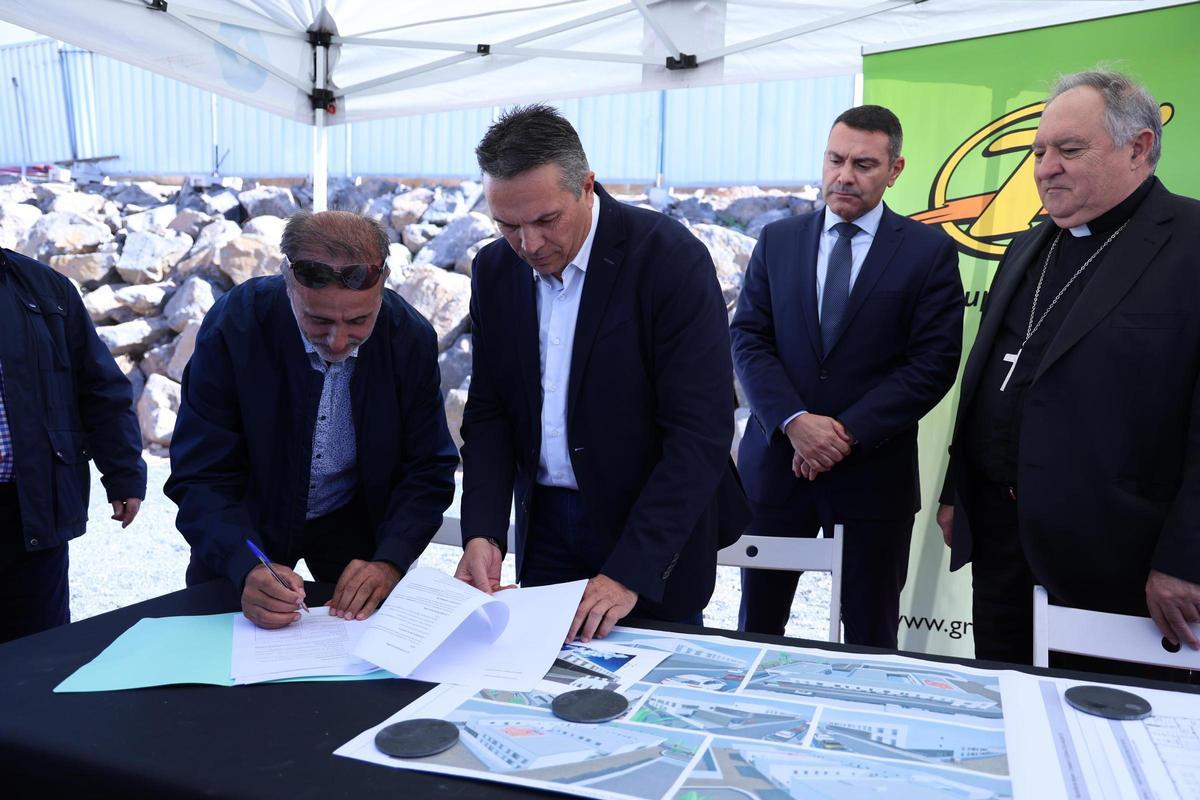 Momento, este jueves, de la firma del acta de replanteo de las obras del Centro de Atención Integral de Cáritas en Altavista