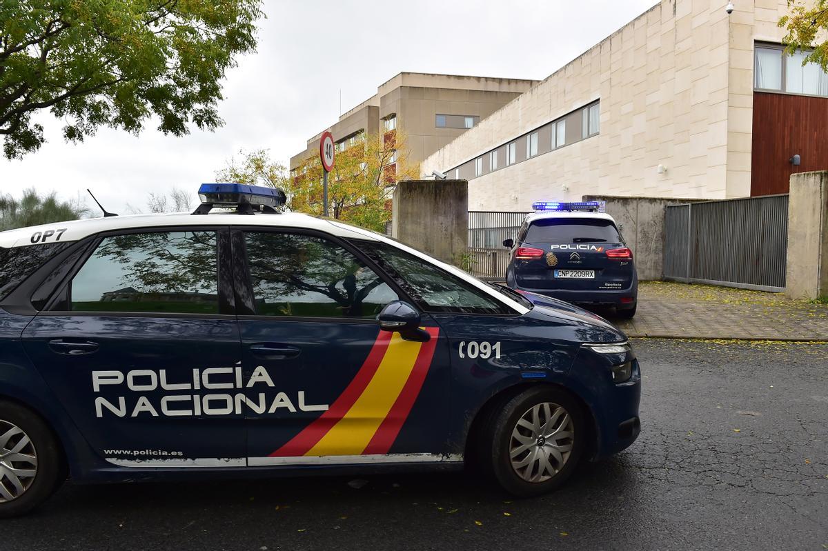 Entrada de los coches con el presunto asesino de una mujer en Plasencia, en los juzgados.