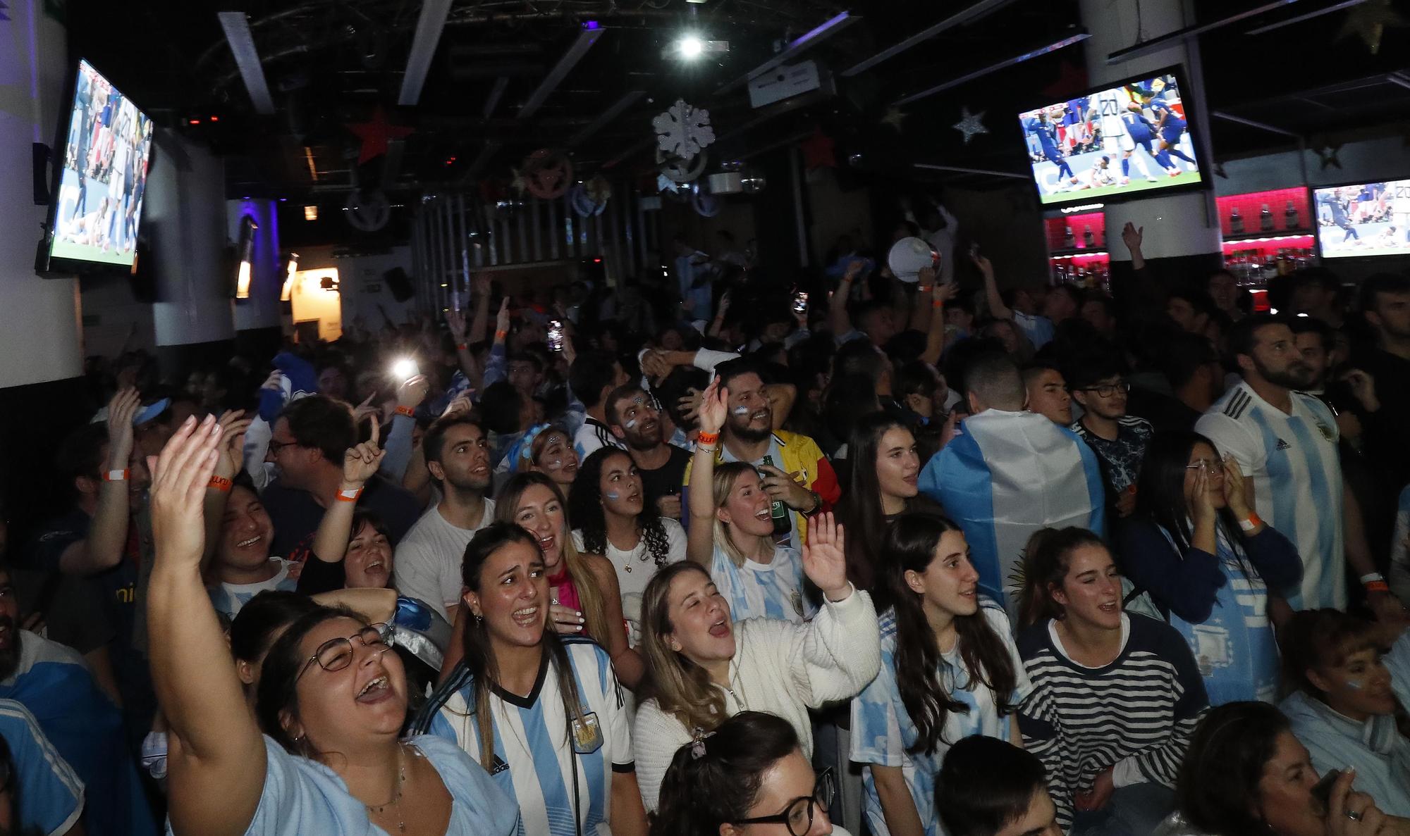 La afición argentina sigue en València el partido de la final del Mundial de Catar contra Francia