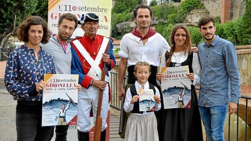 Per l&#039;esquerra, Maria Casellas i Joan Rigat, nous directors, amb alguns figurants i el regidor Lluís Vall, ahir