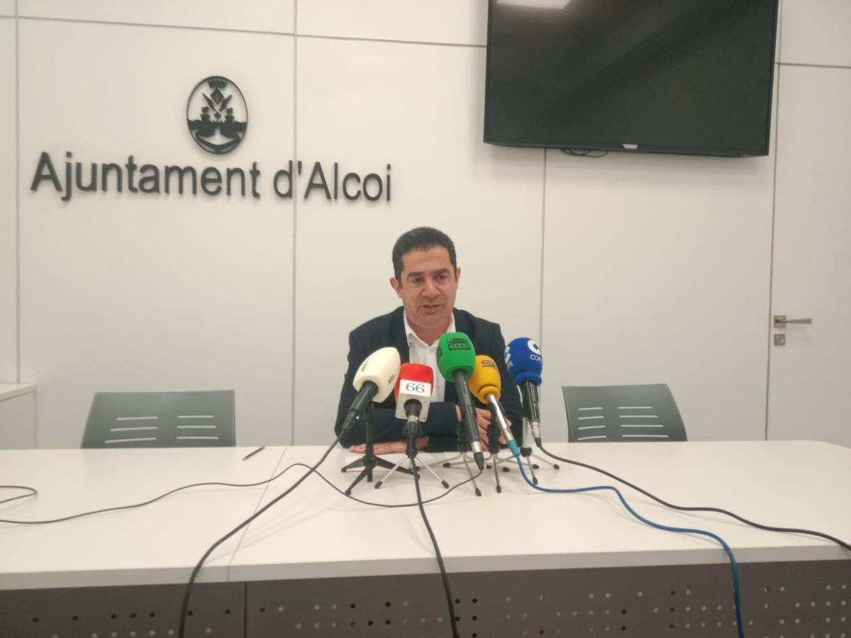 El alcalde en su comparecencia de este jueves para informar sobre el expediente abierto a una funcionaria