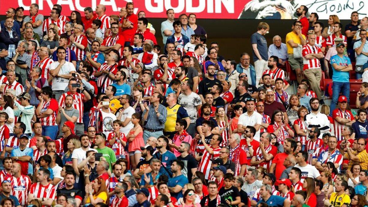 Aficionados atléticos durante el encuentro ante el Sevilla