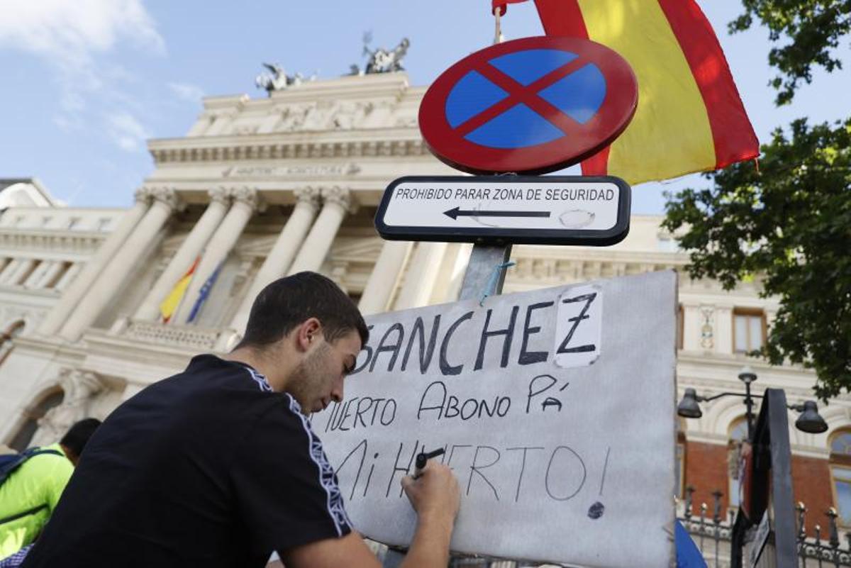 La campaña de desinformación busca calentar una calle que ya tiene temperatura. Manifestación del mundo rural, movida por la ultraderecha, el pasado domingo en Madrid. Un manifestante escribe una de las pancartas más violentas de la marcha: &quot;Sanchez muerto, abono pa' mi huerto&quot;. 