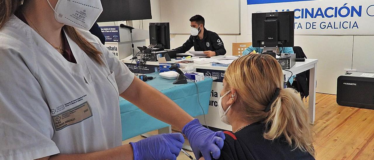 Una enfermera vacuna a una mujer en el CHUO. | // FERNANDO CASANOVA