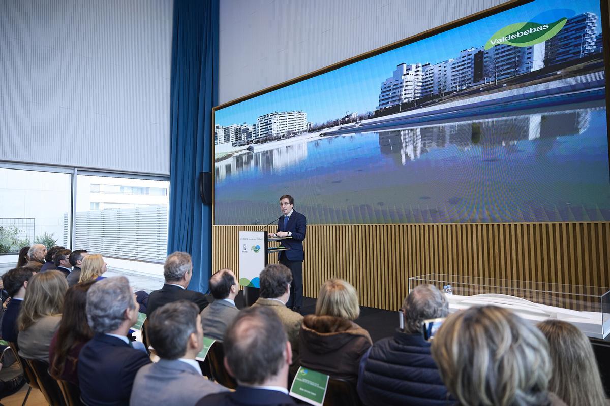 El alcalde de Madrid, José Luis Martínez-Almeida, participa en un encuentro informativo sobre el fin de las obras en Valdebebas, a 12 de enero de 2026, en Madrid (España). 12 ENERO 2026 Jesús Hellín / Europa Press 12/01/2026. José Luis Martínez-Almeida;Jesús Hellín