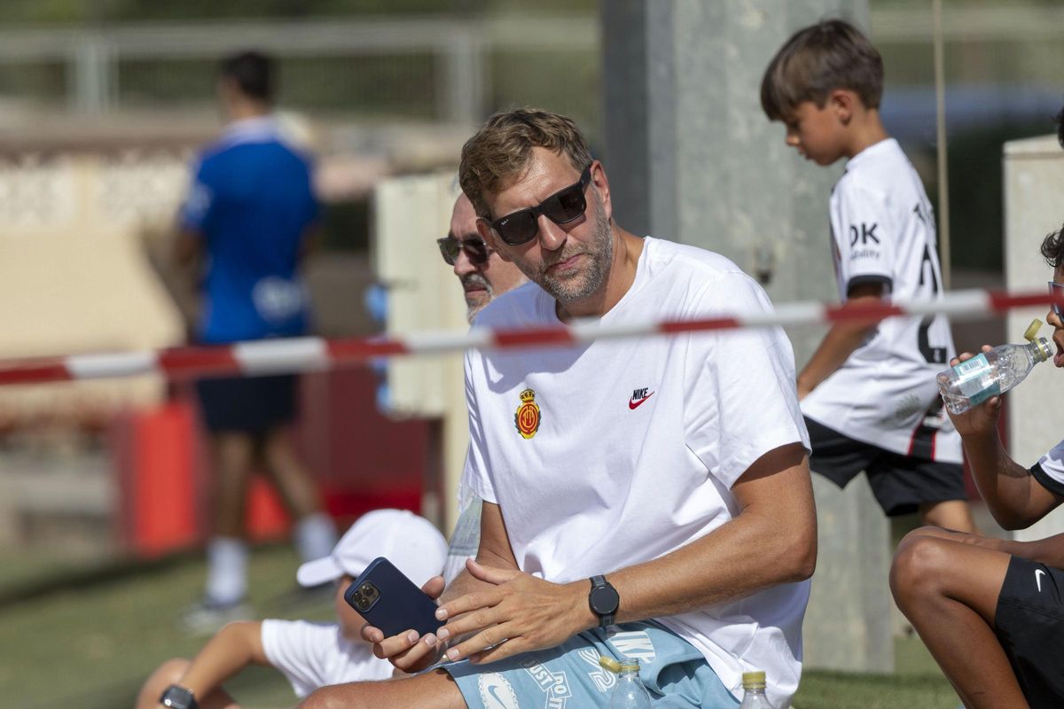 El exjugador de baloncesto Dirk Nowitzki asiste al partido amistoso de la pretemporada entre el RCD Mallorca y el Sant Andreu.