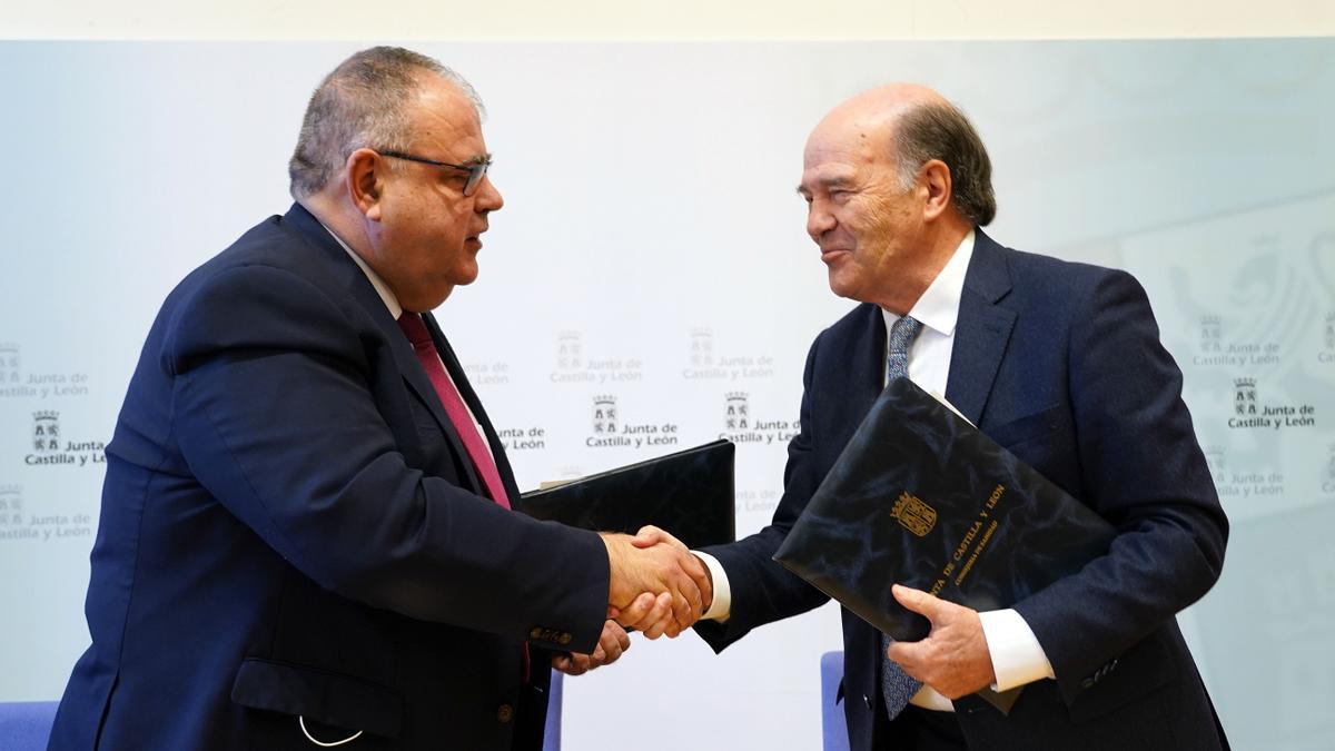 Firma del convenio entre Alejandro Vázquez y José Luis Díaz Villarig