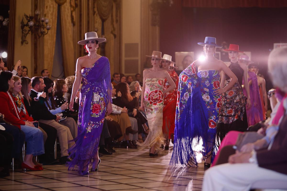 Desfile solidario de Alcer Córdoba en el Círculo de la Amistad