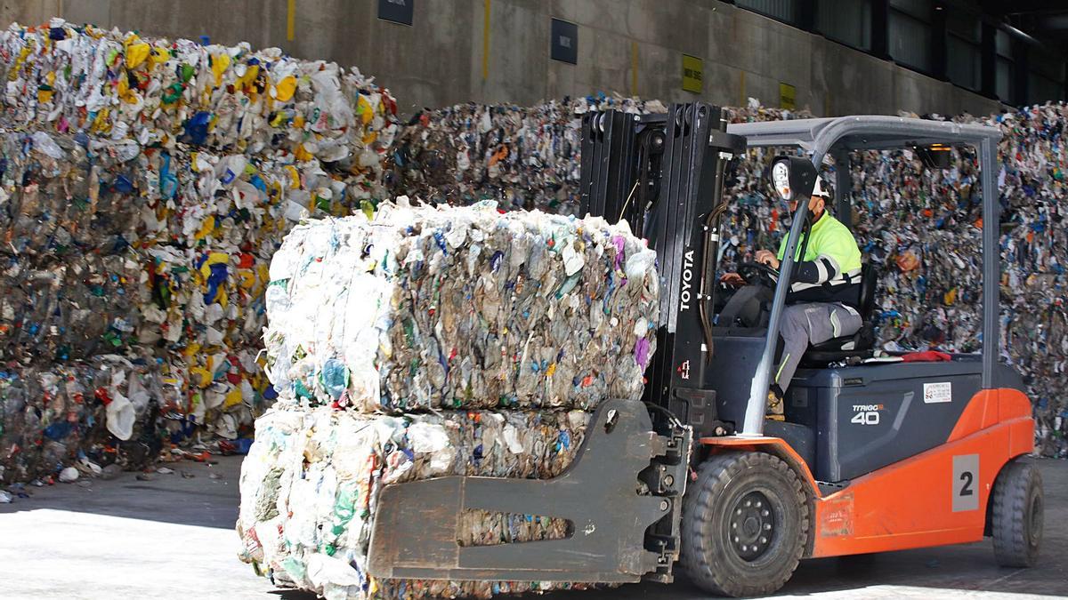 Transporte del plástico ya reciclado.