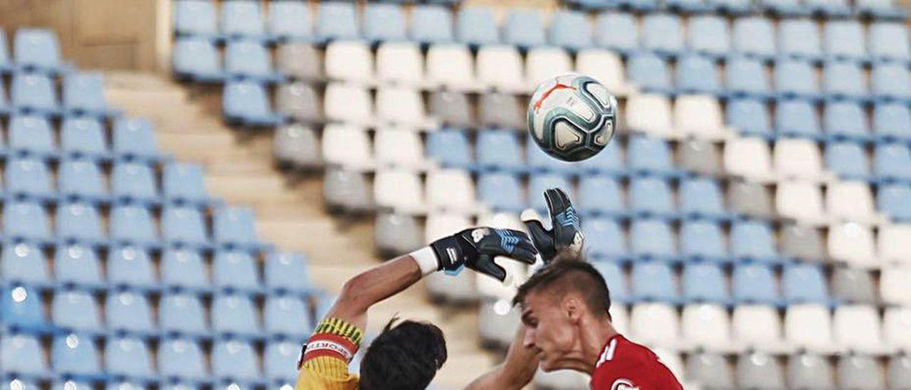 Mariño despeja un balón ante Maras.