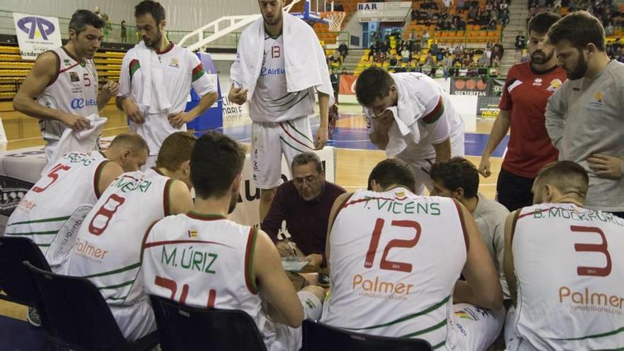 Xavi Sastre da instrucciones a sus jugadores en un partido de la pasada campaña.