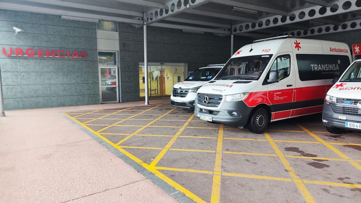 Ambulancias a la puerta de Urgencias del hospital Vital Alvarez Buylla de Mieres.