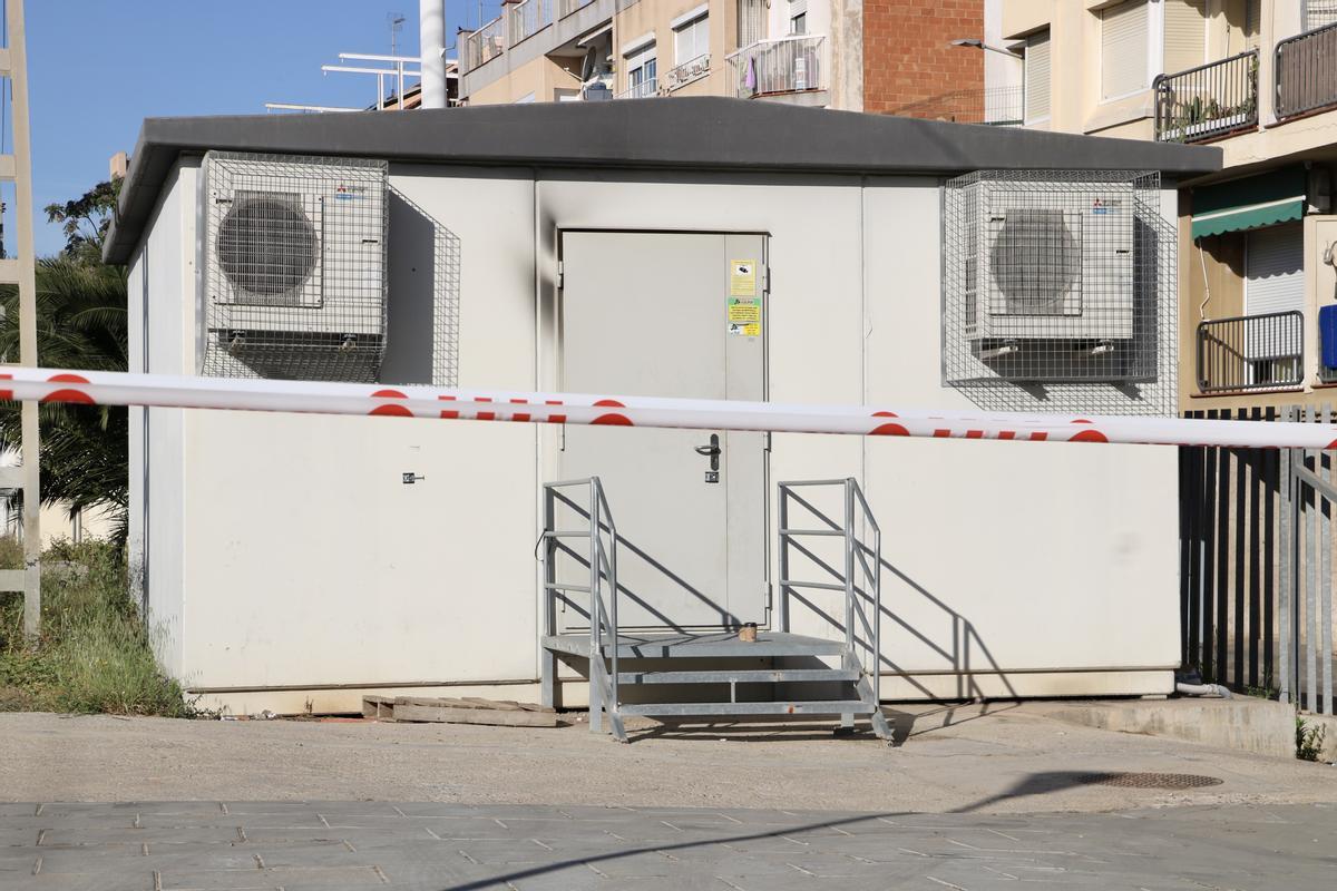 El edificio técnico de la estación de Gavà que el lunes terminó con todo el cableado de comunicaciones dañado