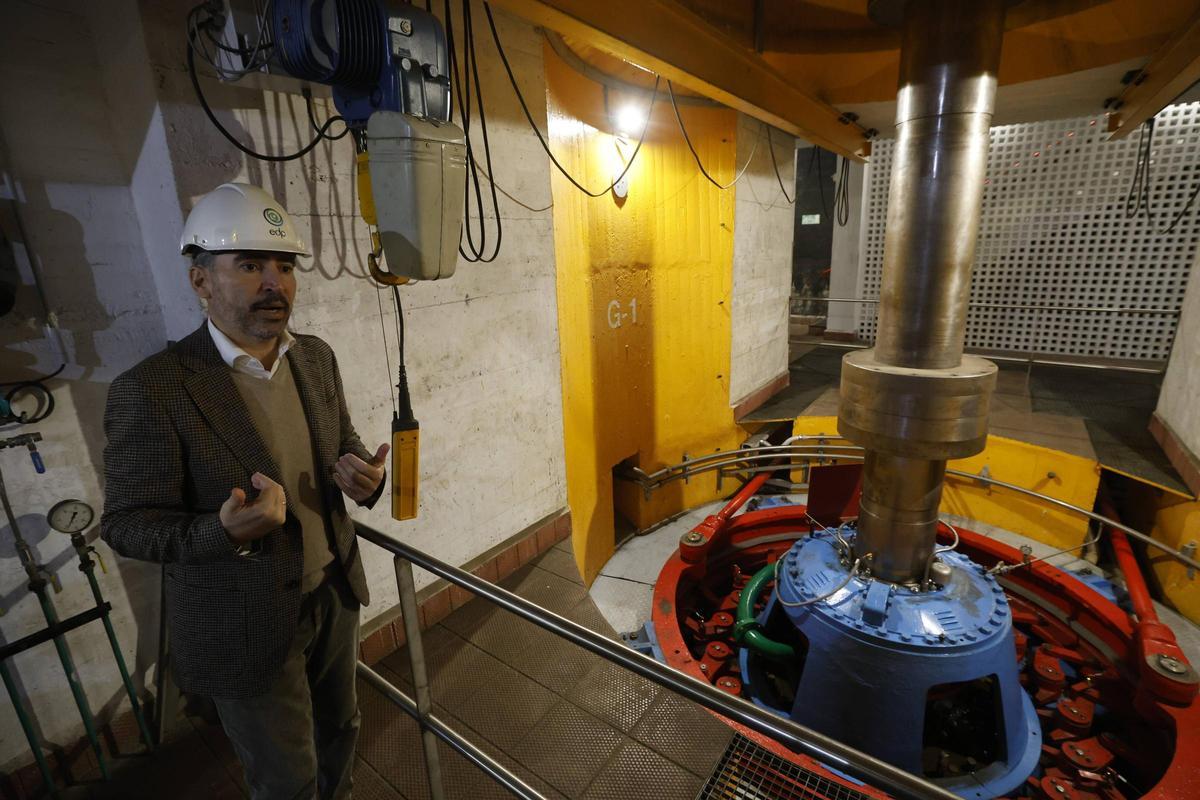 Emilio Fernández, durante una de las turbinas renovadas.