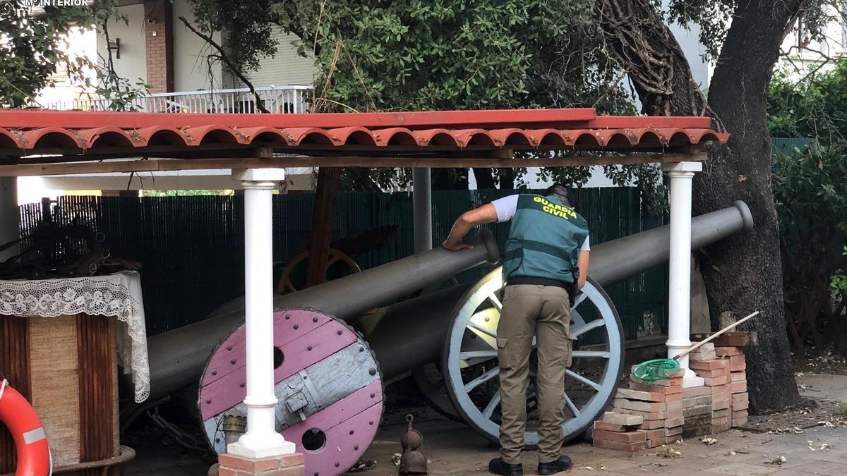 Un Guàrdia Civil inspeccionant alguns dels canons a Maçanet