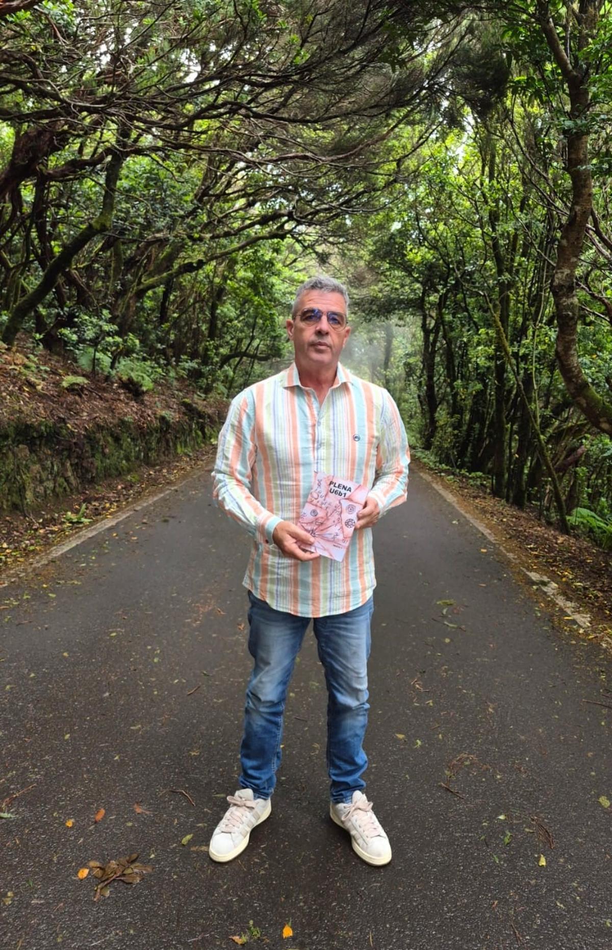 Arrocha, con el característico paisaje anaguense de laurisilva detrás