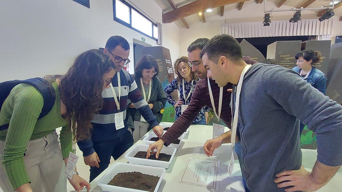 Una activitat per conèixer els diferents orígens del compost, durant la jornada celebrada a Clariana de Cardener