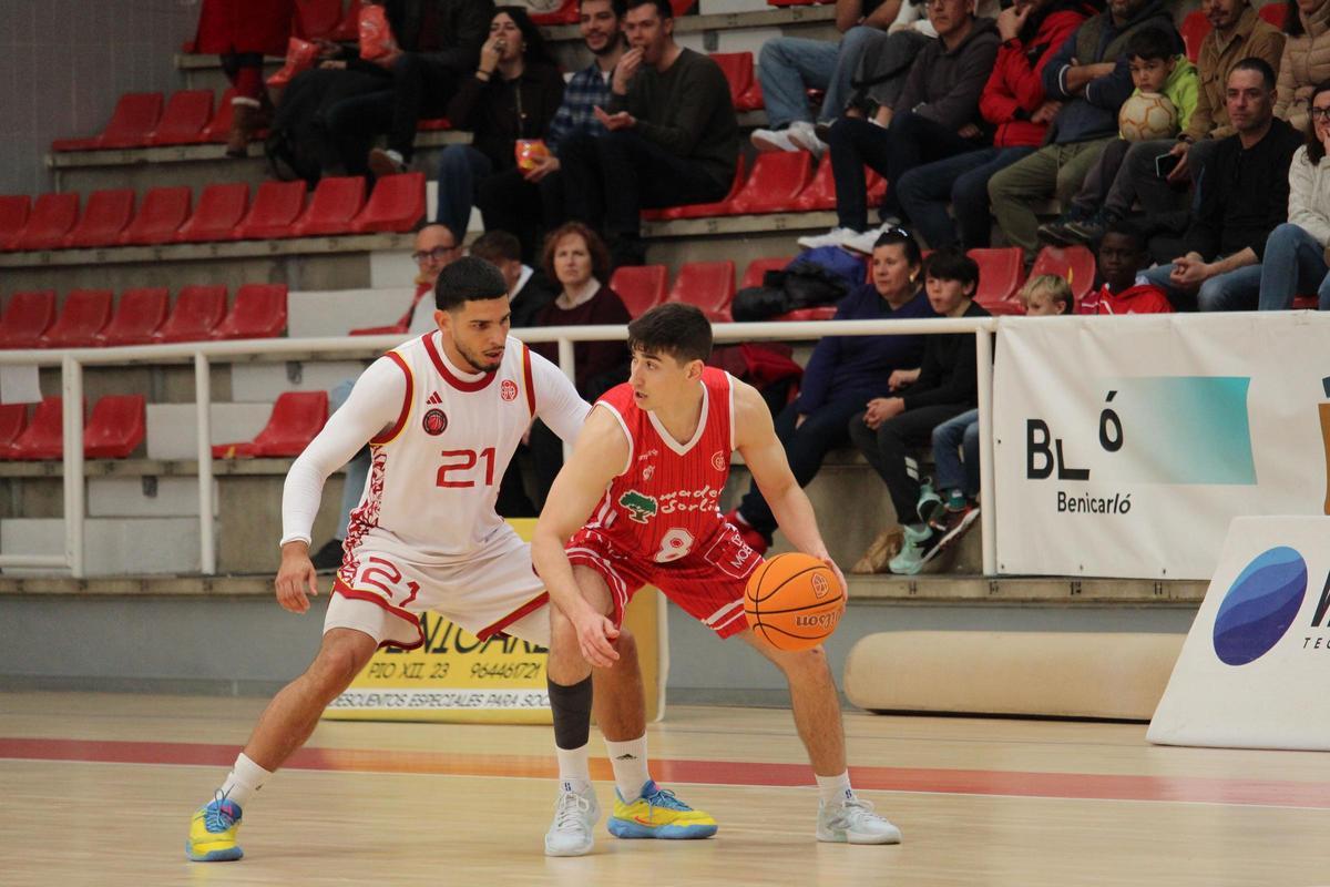 El jugador del Benicarló, defendido por su rival.