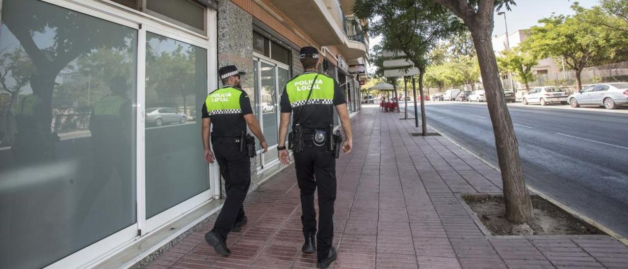 Dos agentes patrullando por una calle de San Vicente.