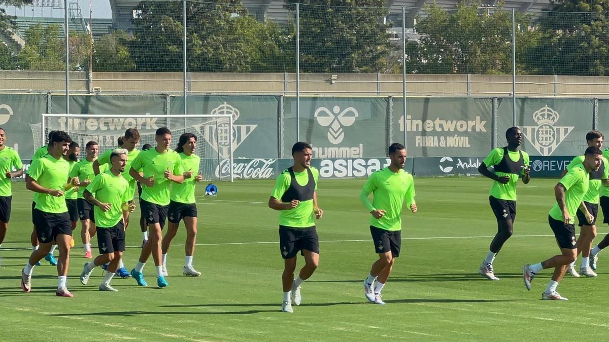 Entrenamiento del Real Betis en la Ciudad Deportiva Luis del Sol previo a Conference League