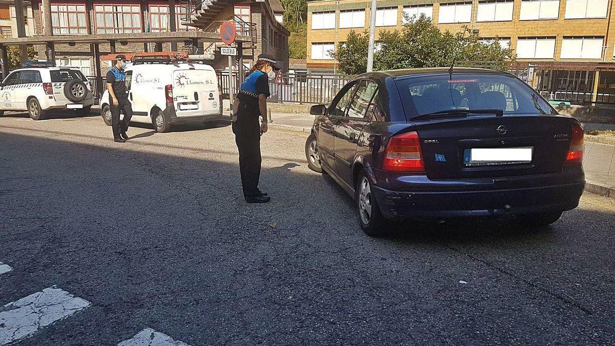 Agentes de la Policía Local, en un control en Cangas del Narcea.