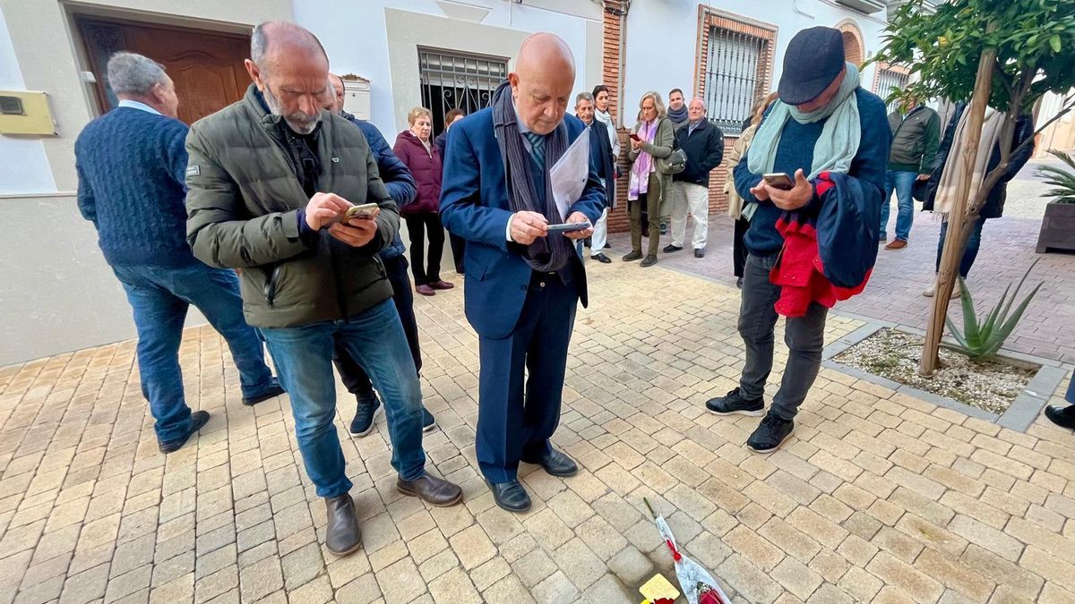 Colocación del adoquín de Stolpersteine en La Victoria.