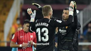 Cillessen siendo sustituido por Jaume Domènech en el partido contra el Sevilla