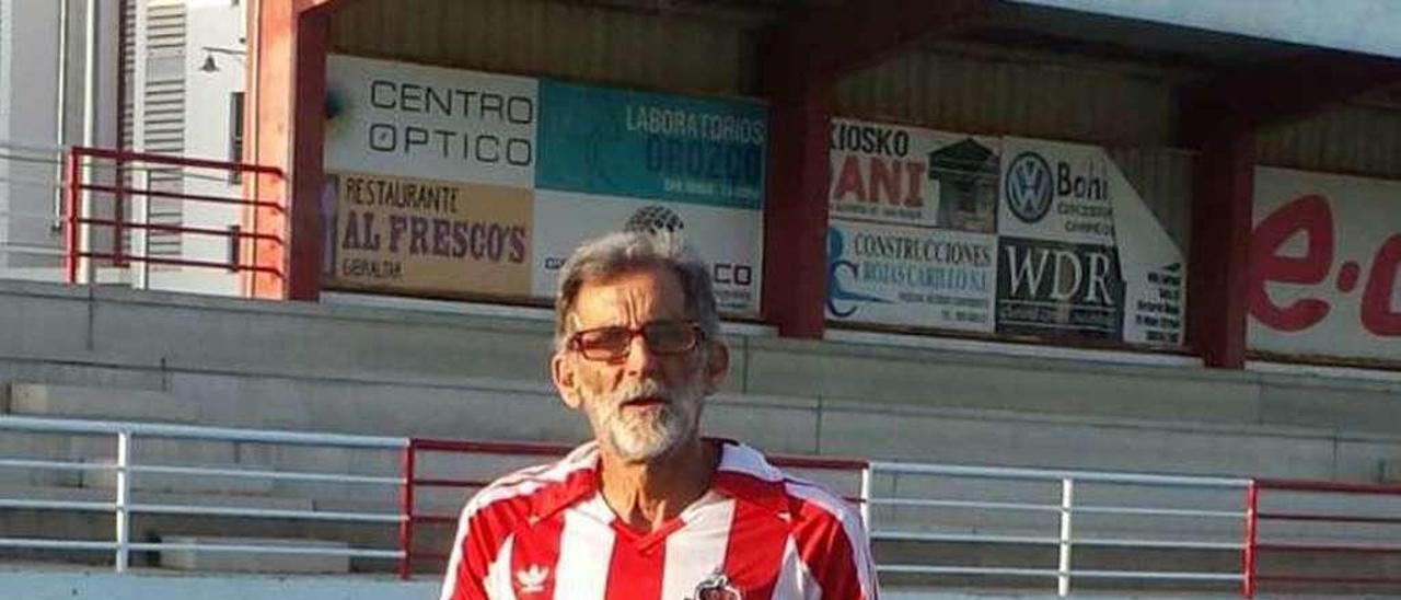 Mesa, en el campo de San Roque que lleva su nombre, con la camiseta del Sporting.