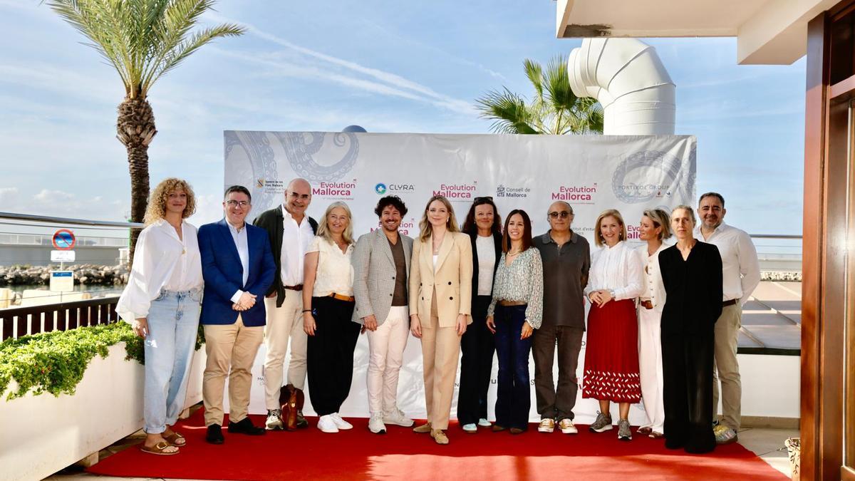 La impulsora del Evolution, Sandra Lipski, con los representantes institucionales y patrocinadores, en la presentación de la programación