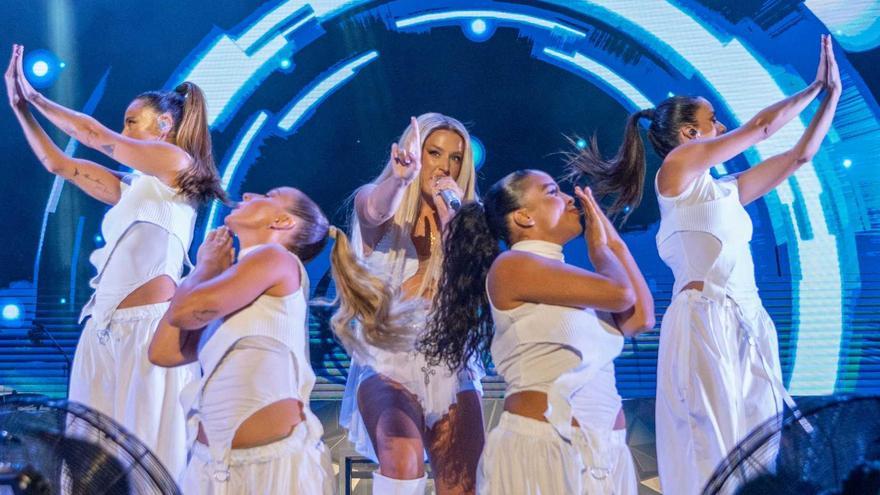 Lola Índigo apoya a Jenni Hermoso durante su concierto en el Starlite Festival