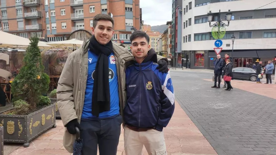 Antón e Iván aprovechan el puente para viajar con el Dépor y conocer Oviedo