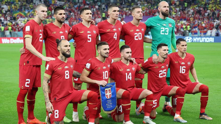 La selección de Serbia cuelga en su vestuario una bandera contra la soberanía de Kosovo