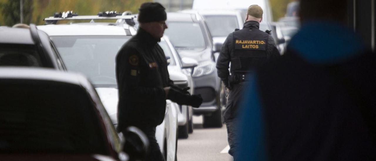 Guardias fronterizos de Finlandia inspeccionan vehículos procedentes de Rusia en el paso de Virolahti, este miércoles.