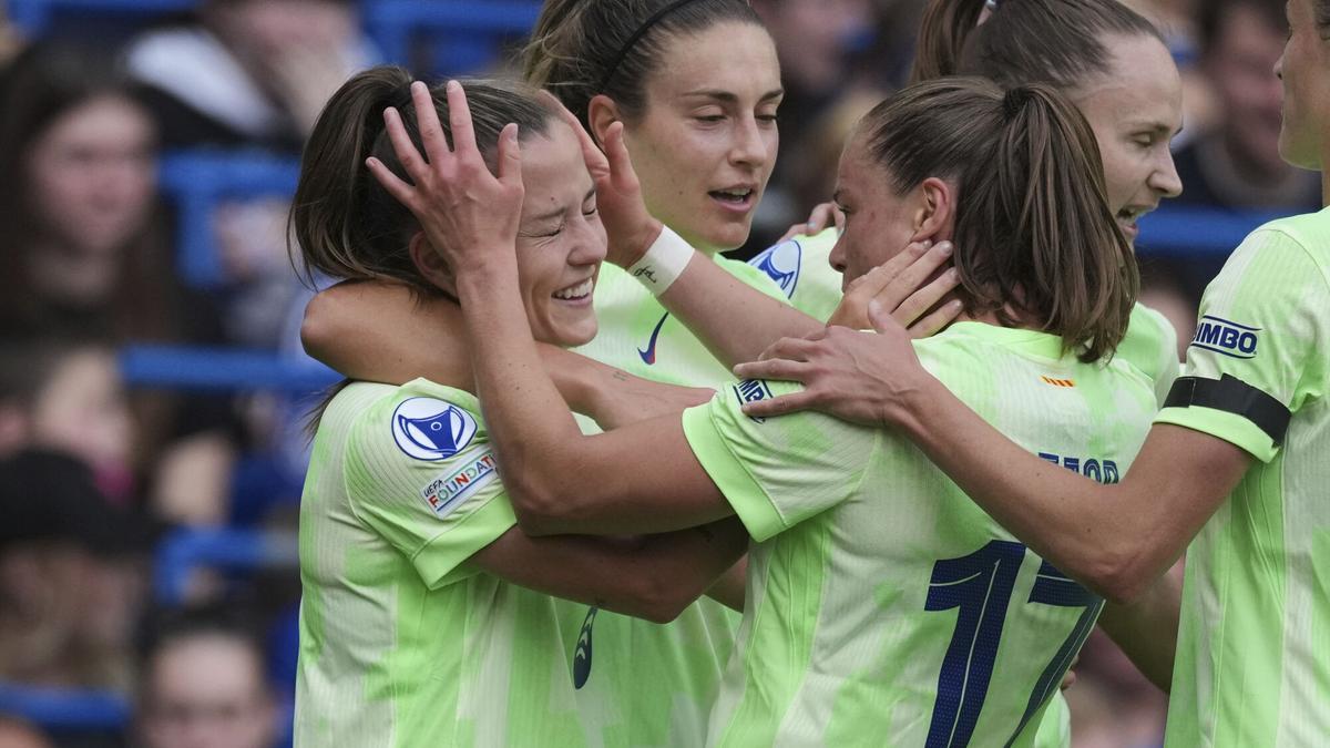Pajor y Pina celebran un gol contra el Chelsea